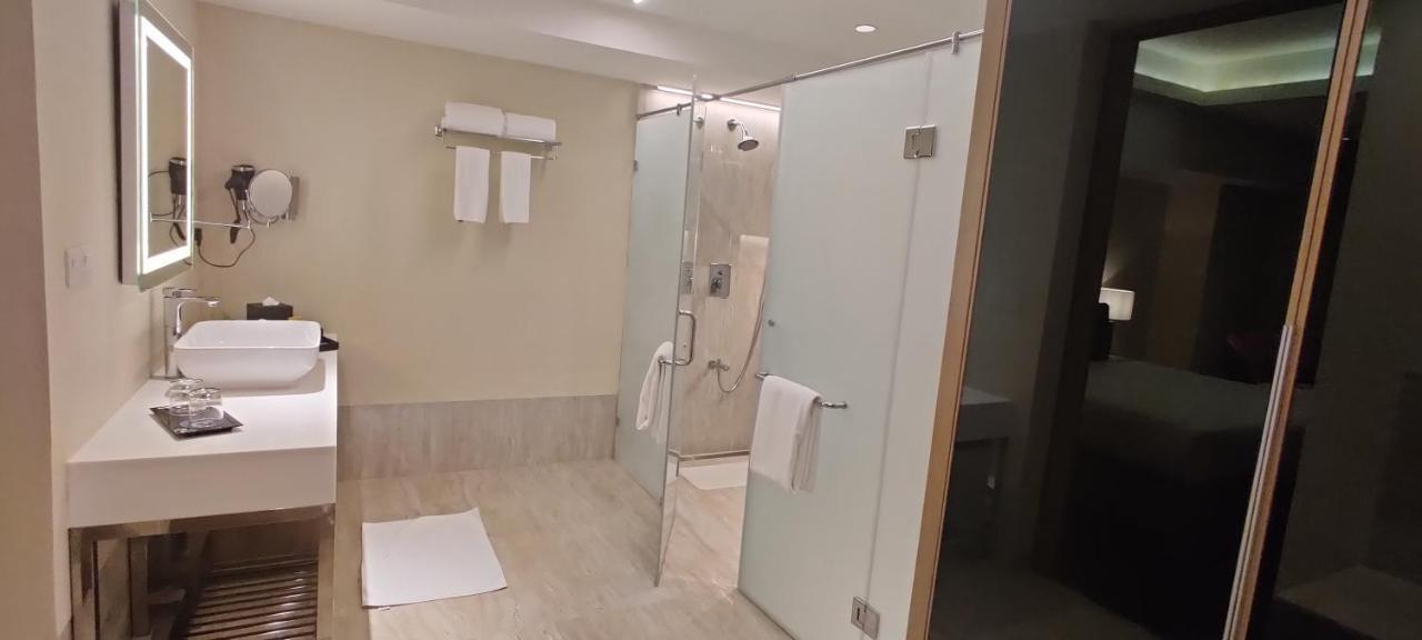 O By Tamara, Trivandrum 트리반드룸 외부 사진 A shower with a sliding door