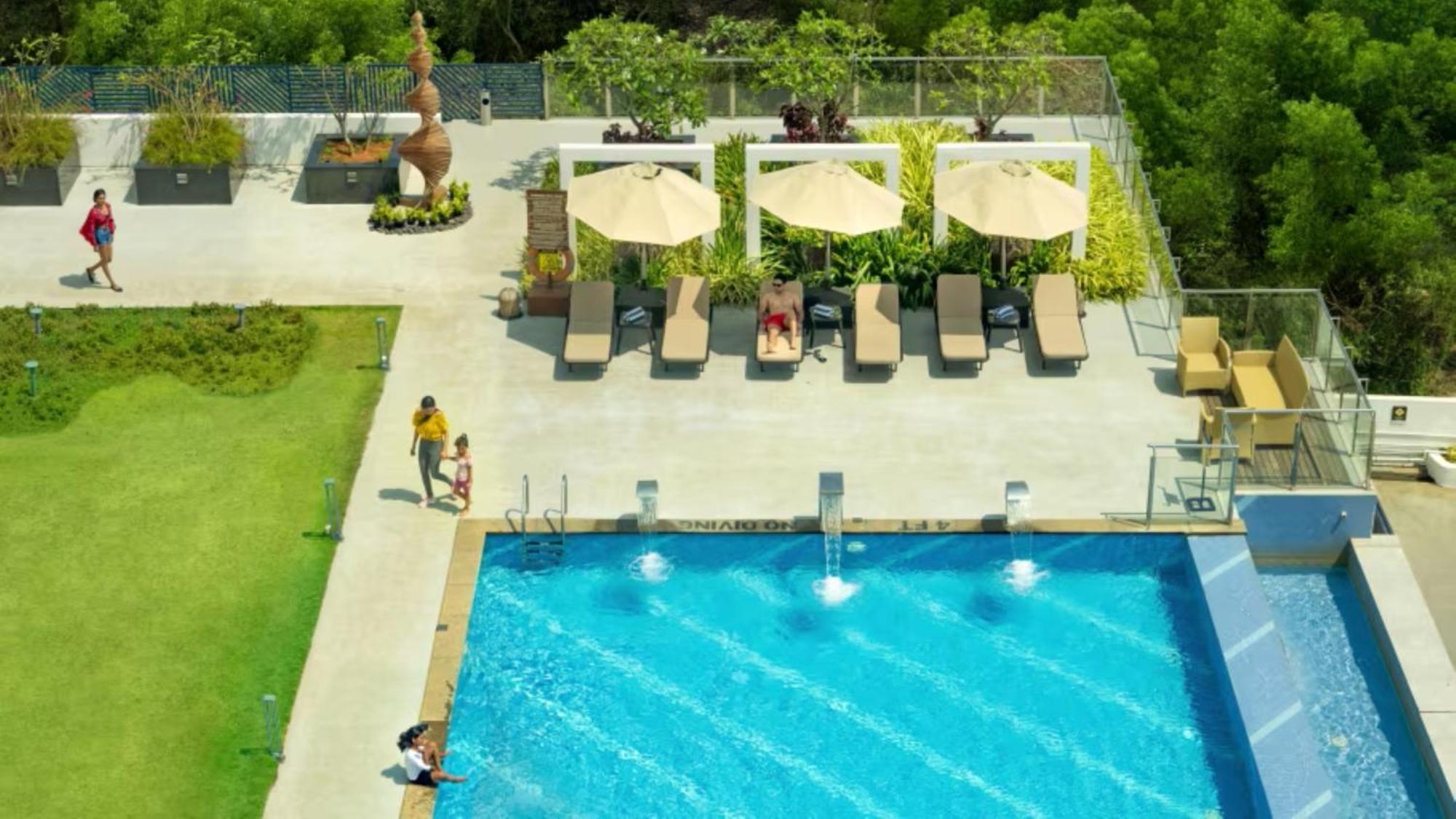 O By Tamara, Trivandrum 트리반드룸 외부 사진 The swimming pool at the hotel