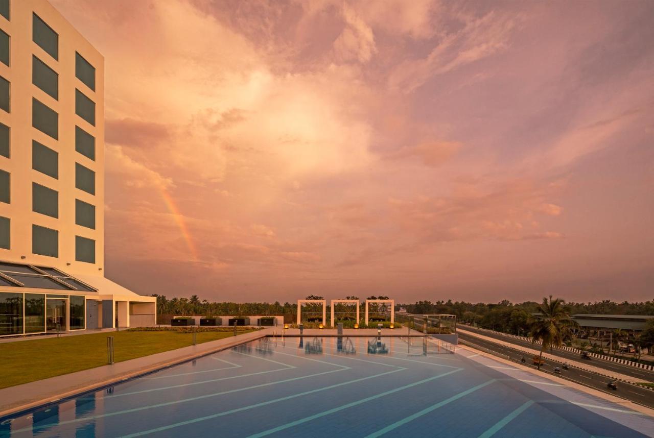 O By Tamara, Trivandrum 트리반드룸 외부 사진 The pool at the Infosys Mysuru campus